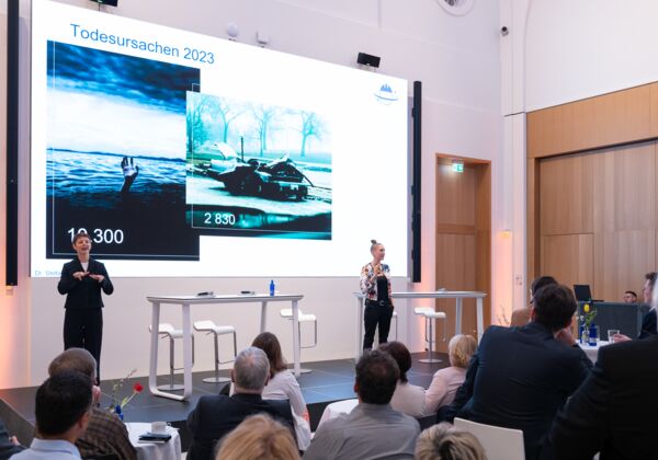 Keynote-Speakerin Dr. Stefanie Schöler präsentiert auf der Bühne beim "Dialog Zukunft Arbeitsschutz 2025"