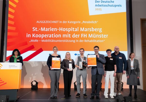 Pressefoto der Vertreter*innen des ausgezeichneten Unternehmens mit Laudator*in