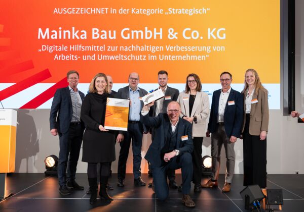 Pressefoto der Vertreter*innen des ausgezeichneten Unternehmens mit Laudator*in