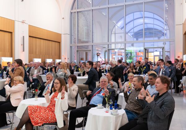 Publikum im Veranstaltungssaal während der Keynote der Nachmittagsveranstaltung "Dialog Zukunft Arbeitsschutz 2025“