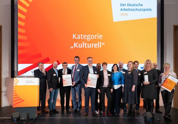 Vertreter*innen der ausgezeichneten und nominierten Unternehmen mit Laudator