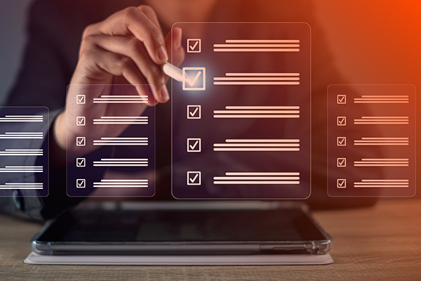 Virtuelle Checkliste mit Hand und Stift